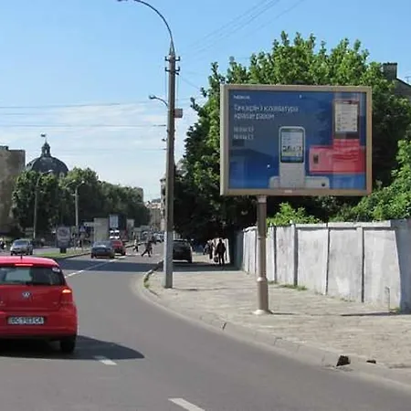 подобово на вулиці чорновола 31 біля форуму у місті львові біля малевича * Lviv