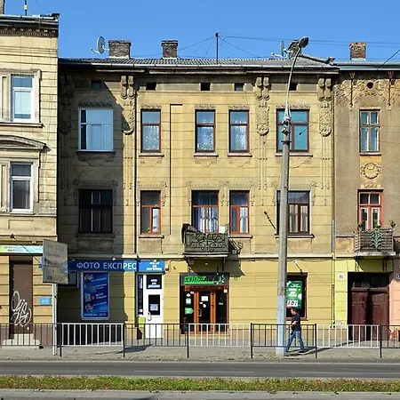 подобово на вулиці чорновола 31 біля форуму у місті львові біля малевича * Lviv