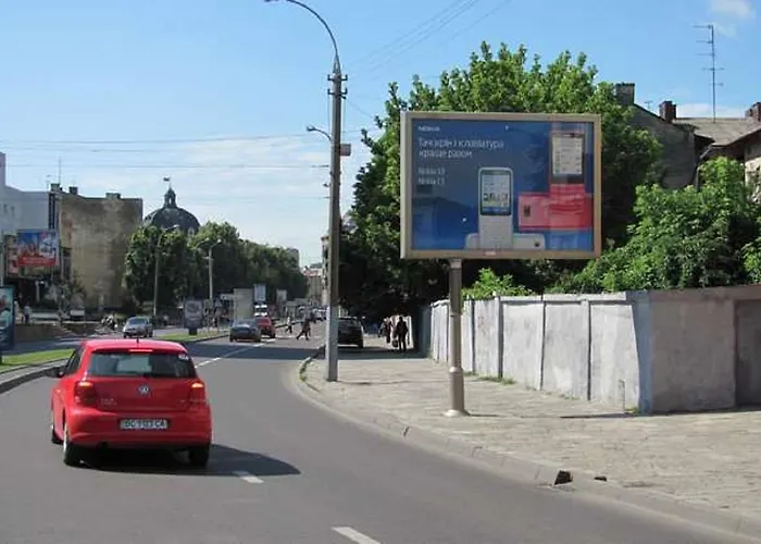 подобово на вулиці чорновола 31 біля форуму у місті львові біля малевича * リヴィウ