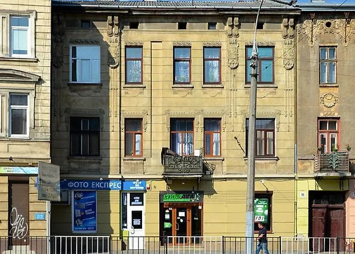 подобово на вулиці чорновола 31 біля форуму у місті львові біля малевича * リヴィウ