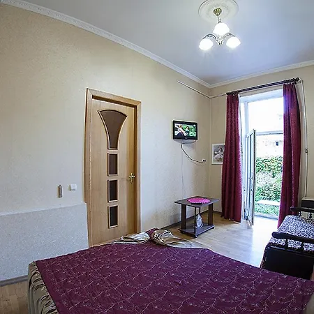 подобово на вулиці чорновола 31 біля форуму у місті львові біля малевича * Львів